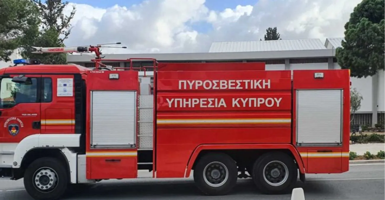 Πυρκαγιά το μεσημέρι της Κυριακής επεκτάθηκε σε γραφεία εταιρείας, κάηκαν και τρία οχήματα (φώτο)
