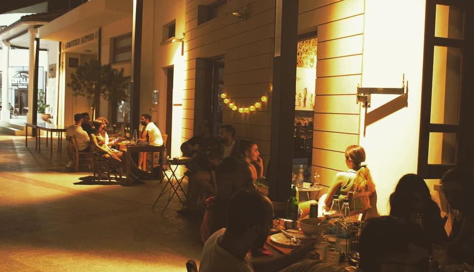 Ρεμπέτικη και λαϊκή βραδιά στην πλατεία με ζωντανή μουσική