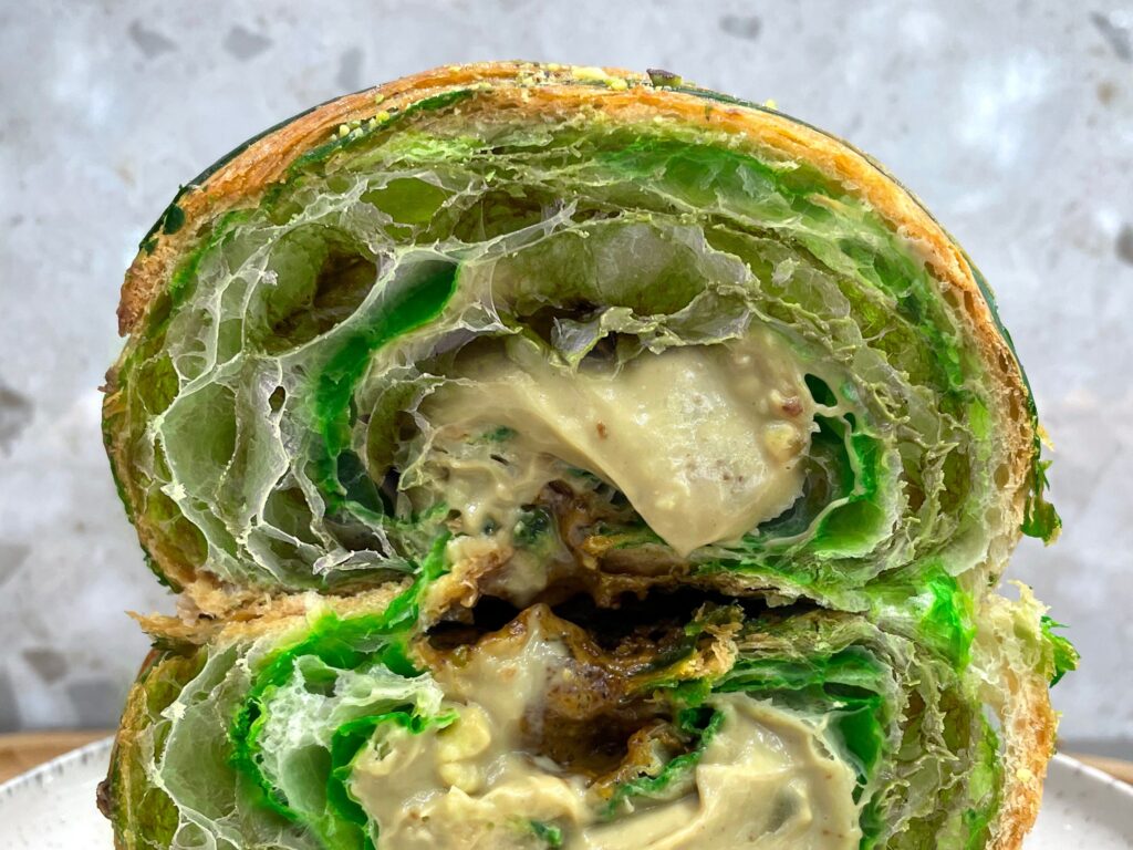 Ξέρουμε που θα βρεις τα πιο λαχταριστά viral pistachio croissant στη Λάρνακα