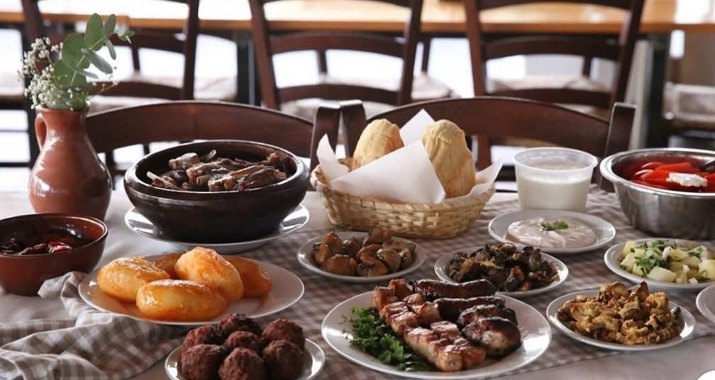 Πάμε για οφτό και χορταστικό κυπριακό μεζέ σε μια δροσερή ταβέρνα στο χωριό