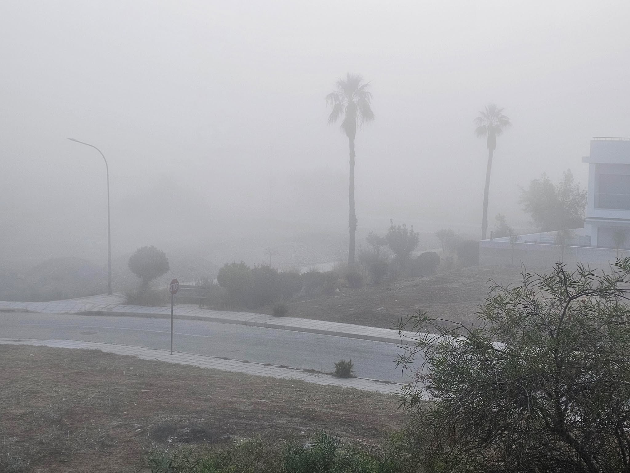 Επικίνδυνα χαμηλή ορατότητα στον αυτοκινητόδρομο λόγω ομίχλης στη περιοχή Κοφίνου