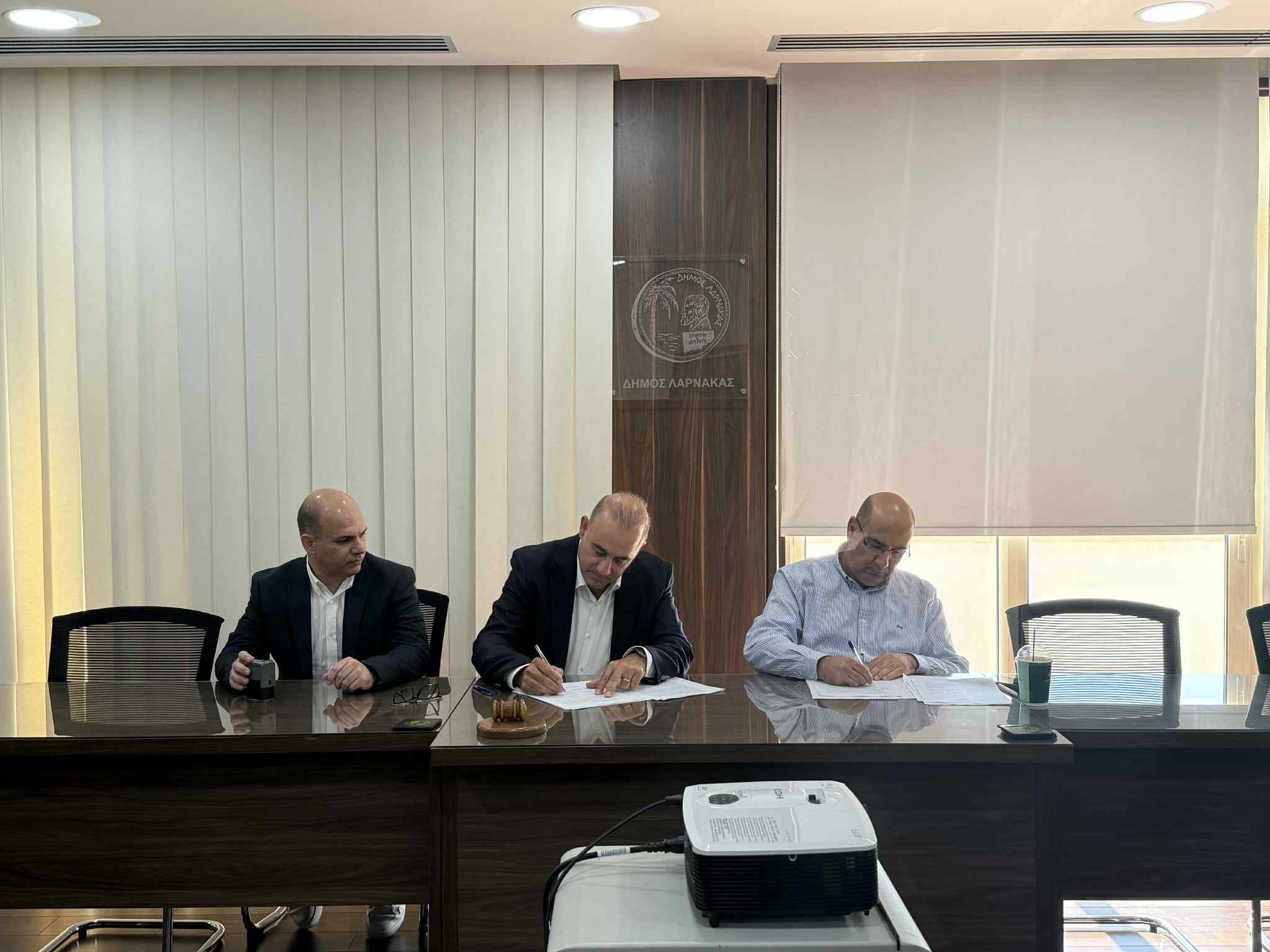 Έξυπνο ψηφιακό σύστημα στάθμευσης στη Λάρνακα με app – Υπογράφηκε σύμβαση στο Δήμο Λάρνακας