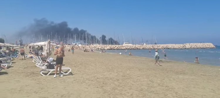 Στις φλόγες σκάφος στη Μαρίνα Λάρνακας (βίντεο – φώτο)