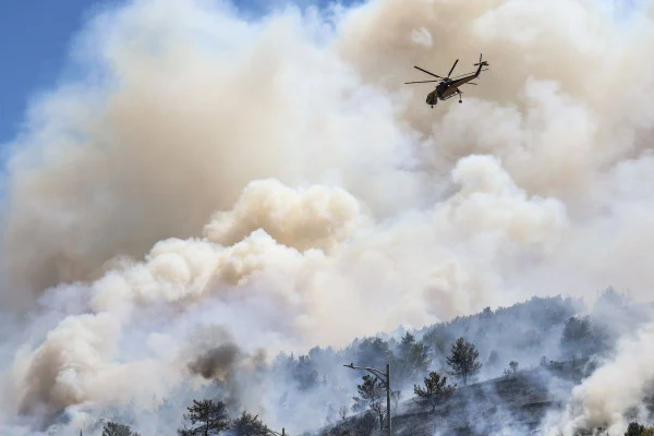 Σε κατάσταση έκτακτης ανάγκης η Χίος – Μάχη με τις φλόγες δίνουν 444 πυροσβέστες και 8 εναέρια μέσα
