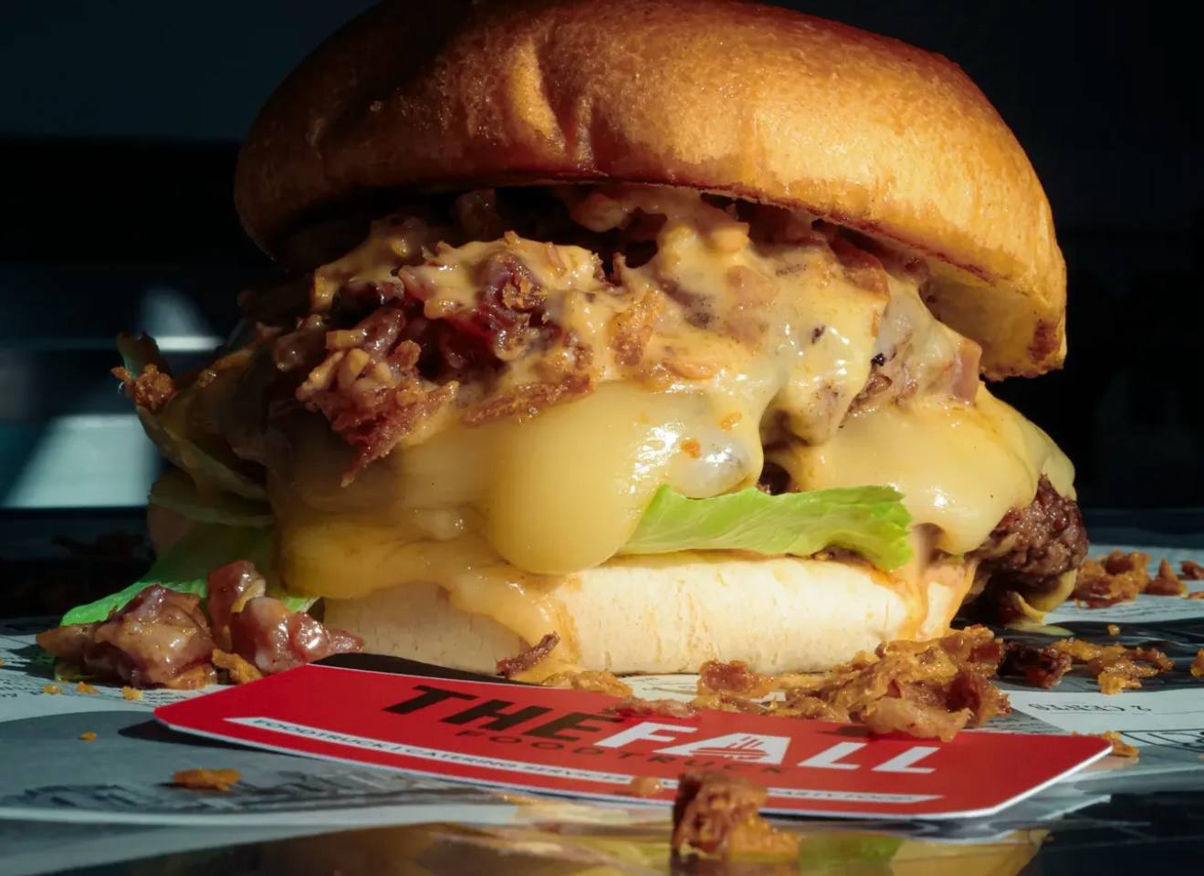 Δοκιμάζουμε ζουμερά burgers σε ένα ολοκαίνουργιο food truck στο χωριό