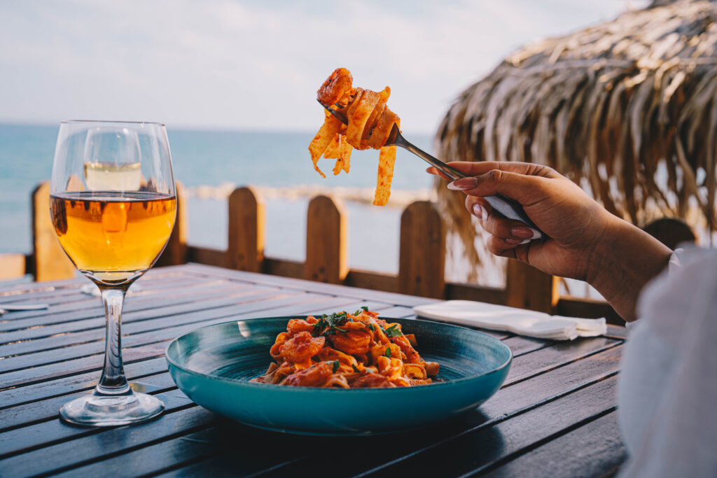 Akakia Beach Bar: Το κρυμμένο διαμαντάκι του Αγίου Θεοδώρου