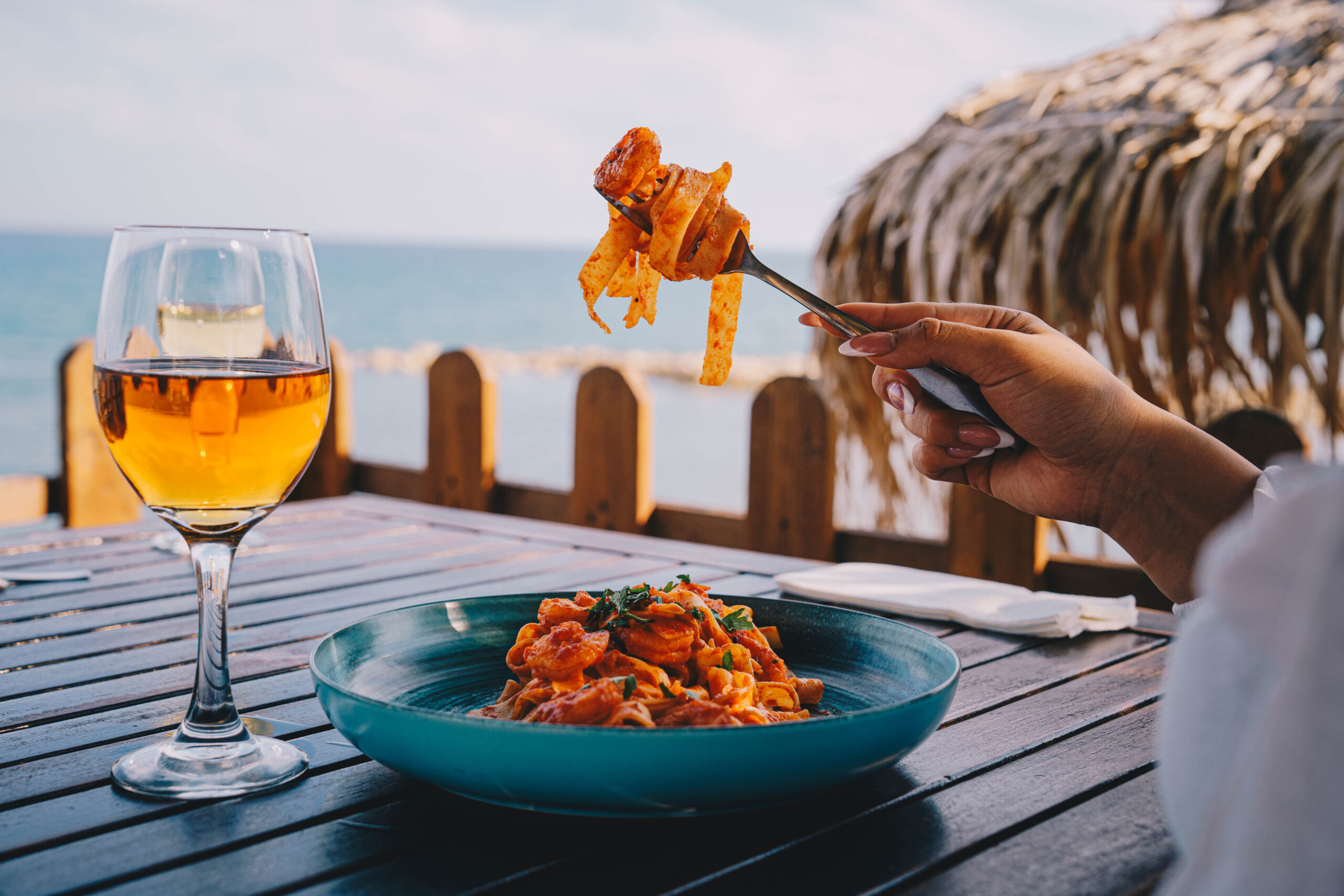 Akakia Beach Bar: Το κρυμμένο διαμαντάκι του Αγίου Θεοδώρου