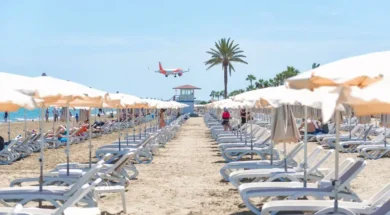 Easyjet-plane-on-approach-to-Larnaca-Airport.jpg