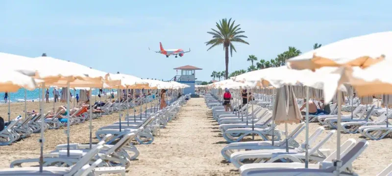 Easyjet-plane-on-approach-to-Larnaca-Airport.jpg
