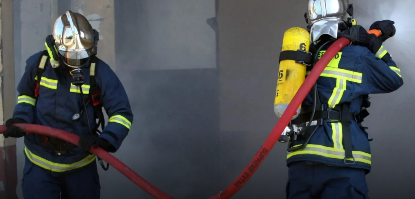 Εκρήξεις αναστάτωσαν την Αγία Φύλα – Πυρκαγιά σε πάρκινγκ πολυκατοικίας