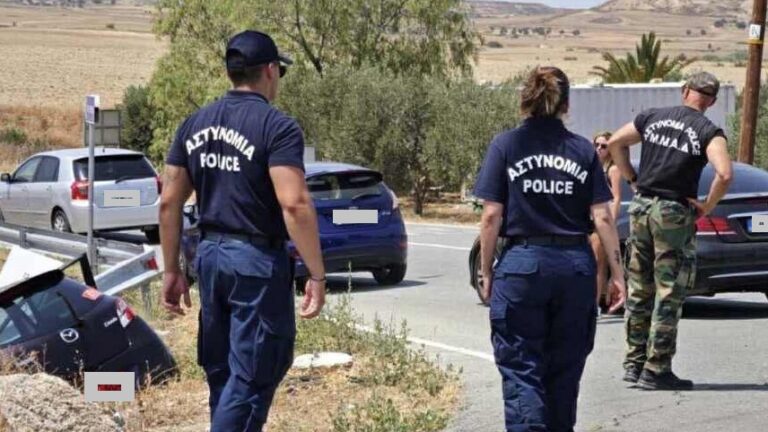 Η στιγμή που αστυνομικοί εκτός καθήκοντος σπεύδουν να βοηθήσουν σε τροχαίο