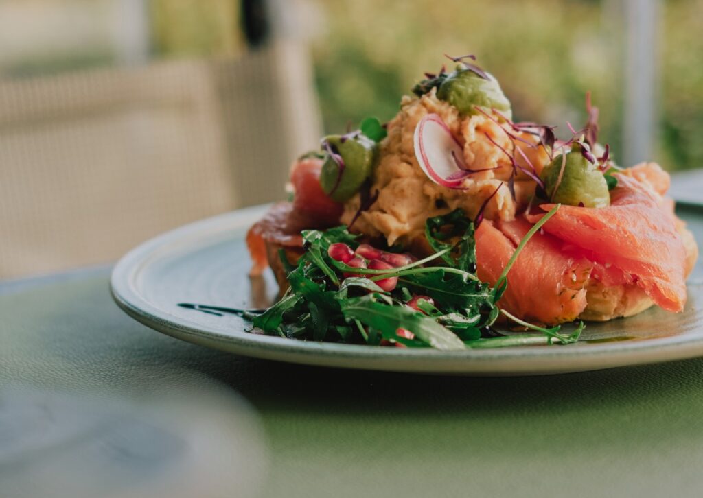 Enigma Restobar: Το απόλυτο σημείο για brunch δίπλα στη θάλασσα στη Λάρνακα