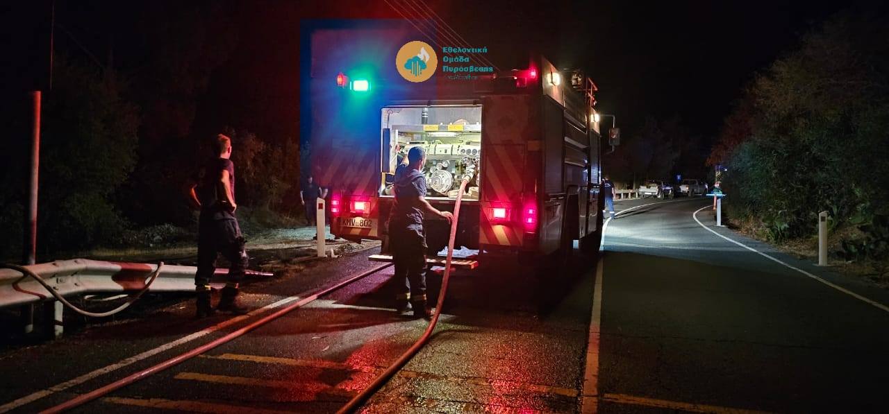 Πυρκαγιά μετά από τροχαίο, οδηγός έχασε τον έλεγχο και προσέκρουσε σε πάσσαλο της ΑΗΚ