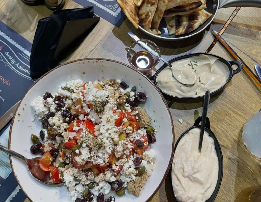 Εκλεκτοί μεζέδες, ουζάκι και ζωντανή μουσική στο χωριό