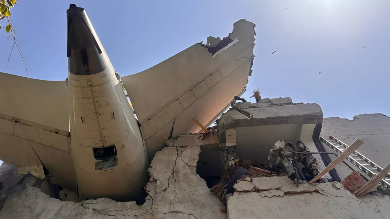 Στους 260 οι νεκροί από τη συντριβή αεροσκάφους στην Ινδία: Έπεσε σε ξενώνα γιατρών – «Mayday! Χάνω ισχύ, δεν μπορούμε να πάρουμε ύψος!»
