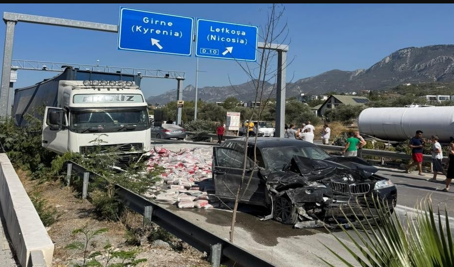 Σοκαριστικό τροχαίο στην Κερύνεια: Φορτηγό μπήκε στο αντίθετο ρεύμα και «θέρισε» οχήματα (βίντεο)