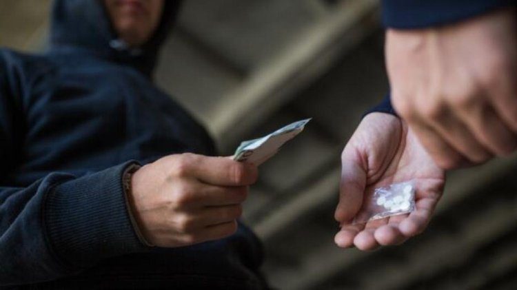 Μάστιγα τα ναρκωτικά στα σχολεία: «Μάνα εκλιπαρούσε να συλλάβουν τον γιο της»
