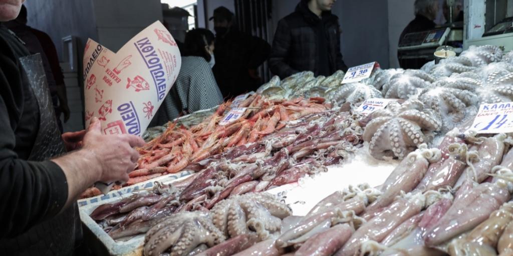 Μεγάλη μηνιαία αύξηση στην τιμή για μαλάκια και λάδι, πτώση τιμής λαχανικών