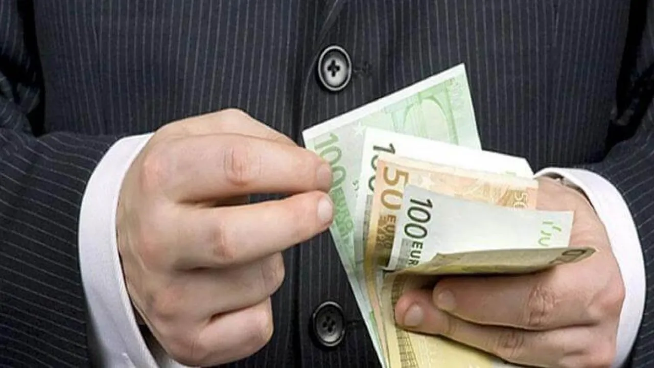 Πολλαπλές συντάξεις: Προς μη φορολόγηση φιλοδωρήματος 15%