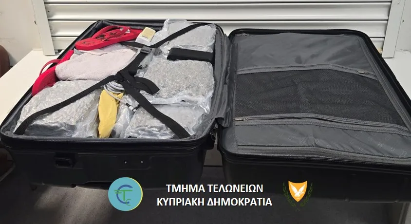 Χειροπέδες σε 25χρονο στο αεροδρόμιο Λάρνακας – Είχε στις αποσκευές του 23 κιλά κάνναβης