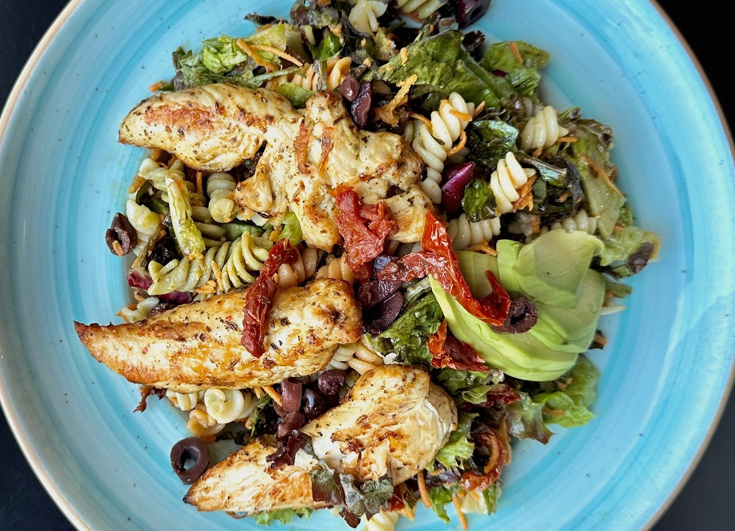 Detox Monday! 4 στέκια για να ξεκινήσετε την εβδομάδα με τις πιο χορταστικές σαλάτες