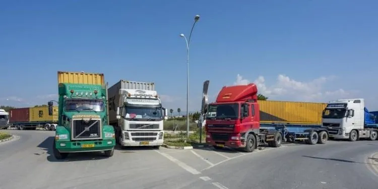 Αποφασίζουν για νέα μέτρα αντίδρασης οι μεταφορείς Α’ – Την ίδια ώρα το Υπουργείο Μεταφορών σημειώνει ότι ο διάλογος συνεχίζεται