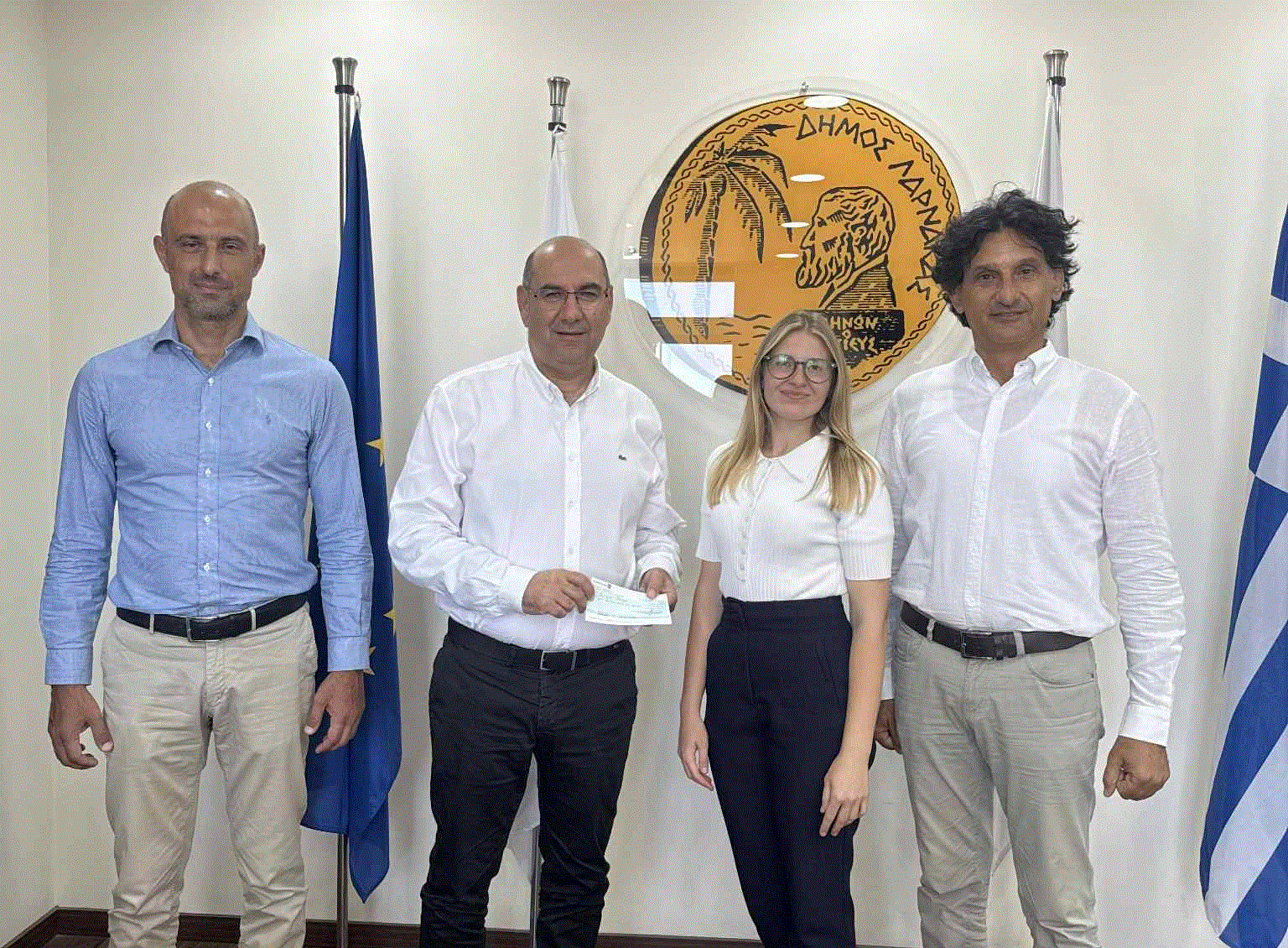 Εκπροσώποι του Ομίλου Εταιρειών Παλλουρτής, προχώρησαν σε εισφορά προς τον Δήμο Λάρνακας