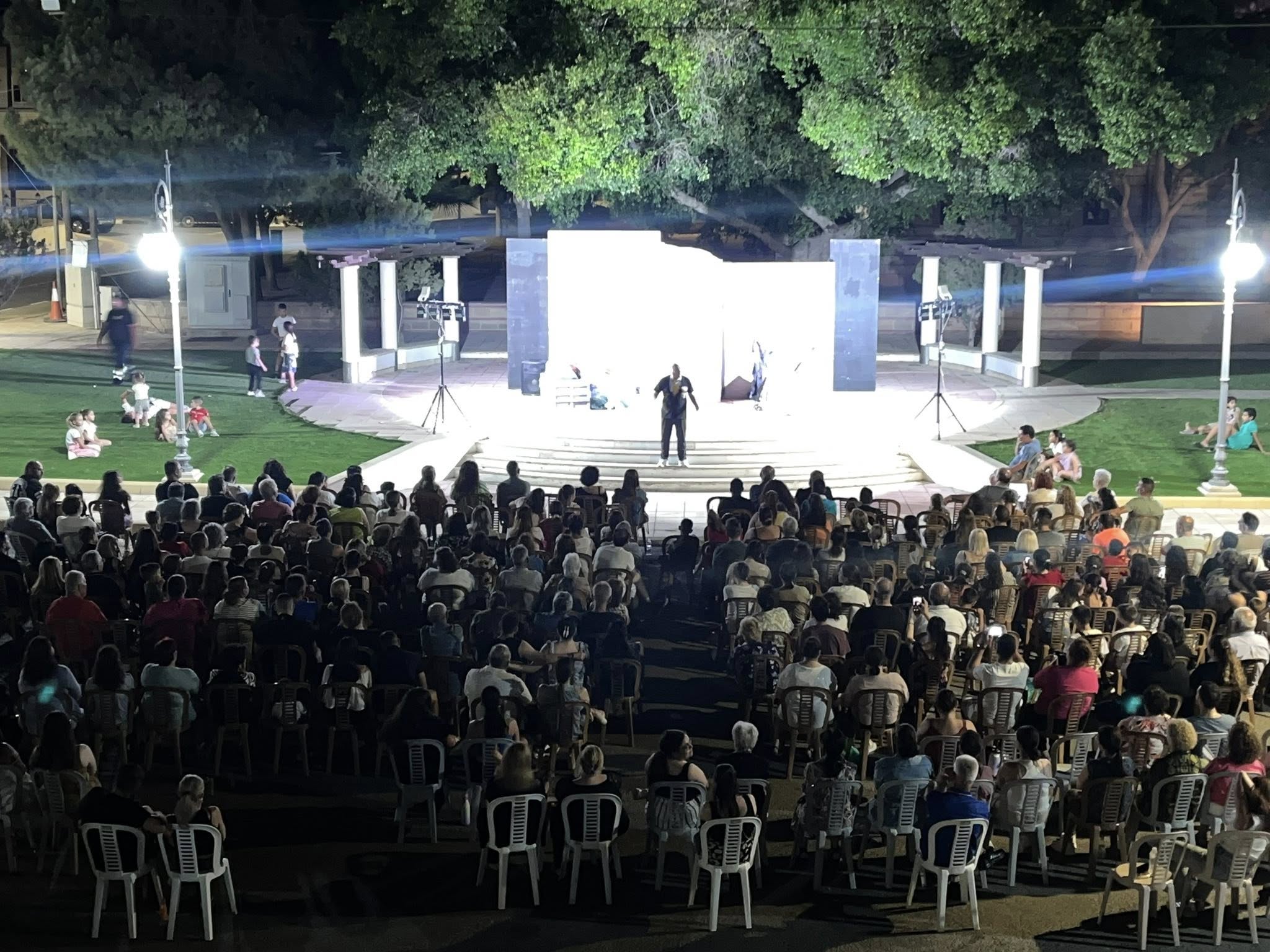 Με επιτυχία η θεατρική παράσταση “Να θκιώξουμε τους Χαμολιούς” στο Δημοτικό Διαμέρισμα Τρούλλων (φώτο)
