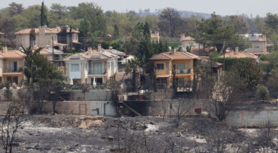 Αναζωπυρώσεις του πύρινου μετώπου καταπολεμούν εναέριες δυνάμεις