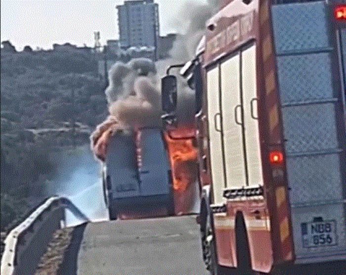 Η συγκλονιστική στιγμή που minibus με Eθνοφρουρούς τυλίγεται στις φλόγες (βίντεο)