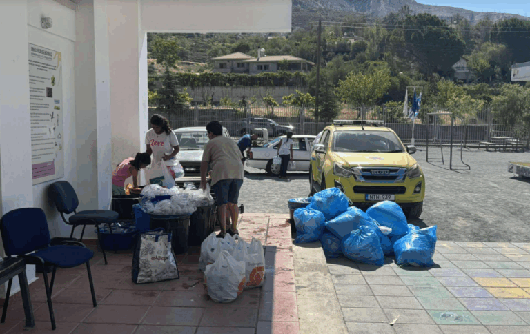 Συγκινητική η κινητοποίηση του κόσμου: «Χαμός» από τρόφιμα για τους πυρόπληκτους Συγκινητική η κινητοποίηση του κόσμου: «Χαμός» από τρόφιμα για τους πυρόπληκτους
