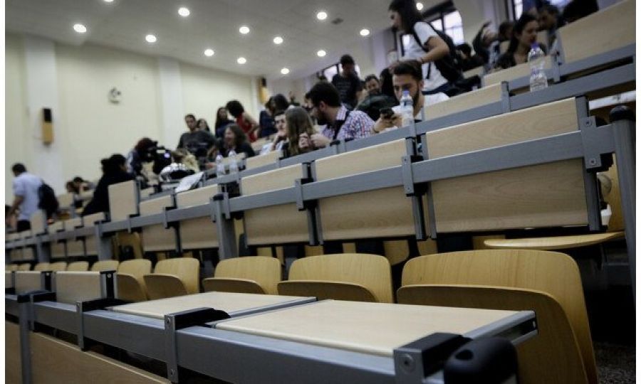 Ψηφίστηκε το ν/σ για τα ξενόγλωσσα προγράμματα – Εντάσεις και αντιπαραθέσεις