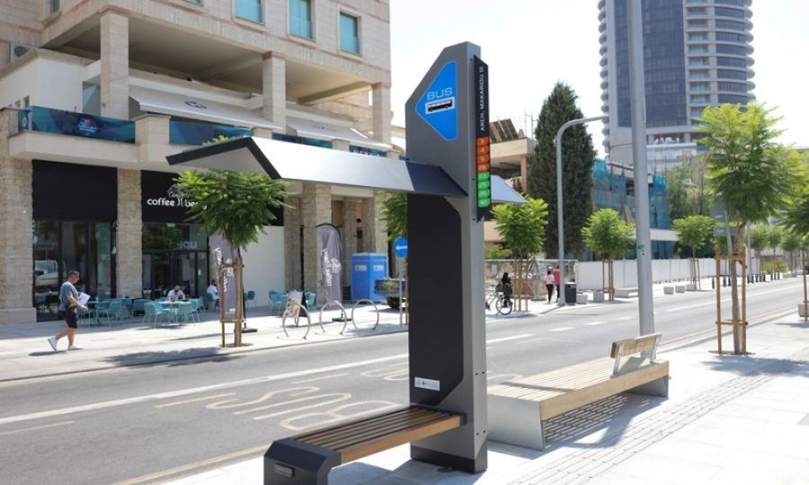 Βρίσκει εξόφθαλμα λάθη στις στάσεις λεωφορείων ο Ελεγκτής: «Πρωτοφανές και απαράδεκτο»