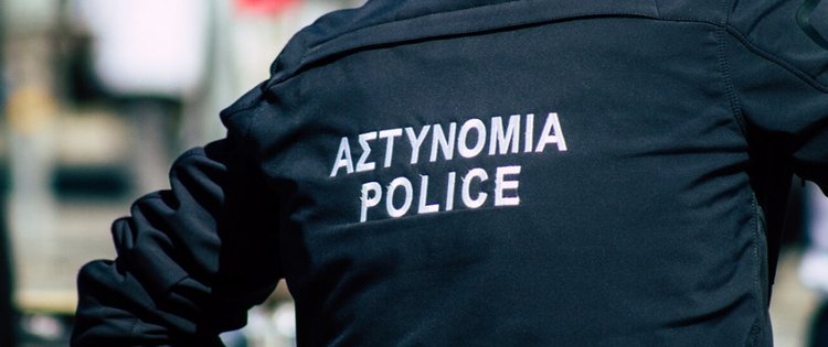Σε διαθεσιμότητα αστυνομικός για έξι σοβαρά αδικήματα