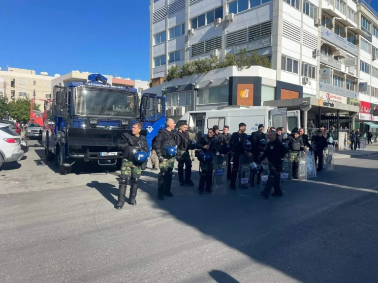 Άδεια για διαδηλώσεις: Η χρήση κουκούλας και τα γκρίζα σημεία του νόμου