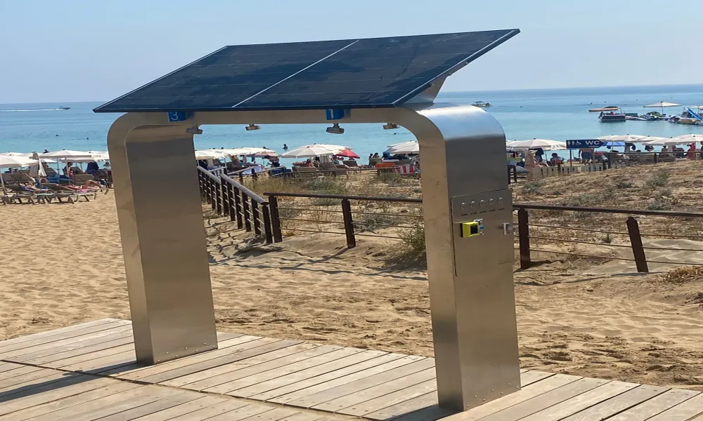 Ξεκίνησε η εγκατάσταση 72 υπερσύγχρονων ντουζιέρων στις παραλίες του Πρωταρά