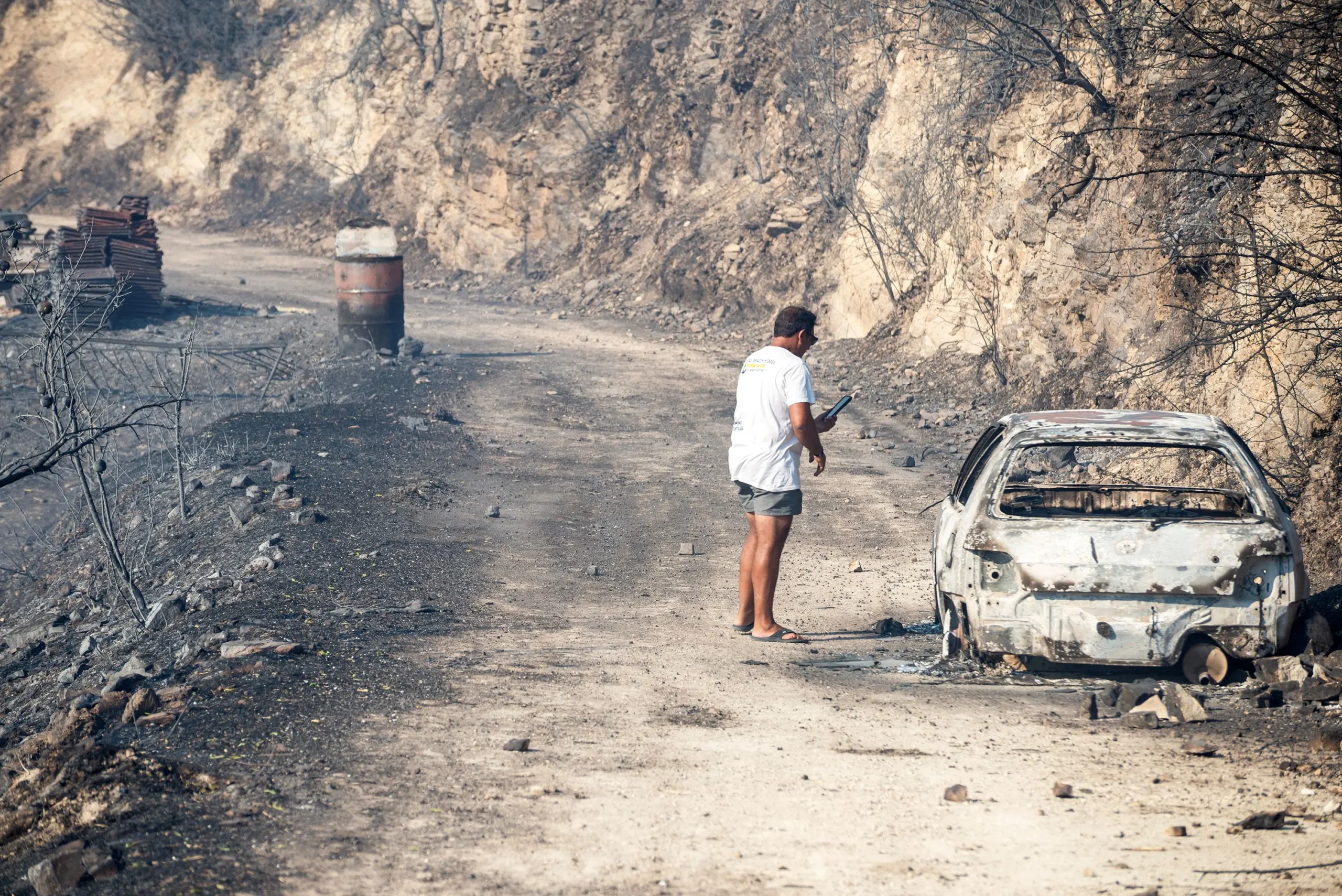 Κάηκαν γύρω στα 20 σπίτια στη Λόφου, δραματικές στιγμές για τους κατοίκους