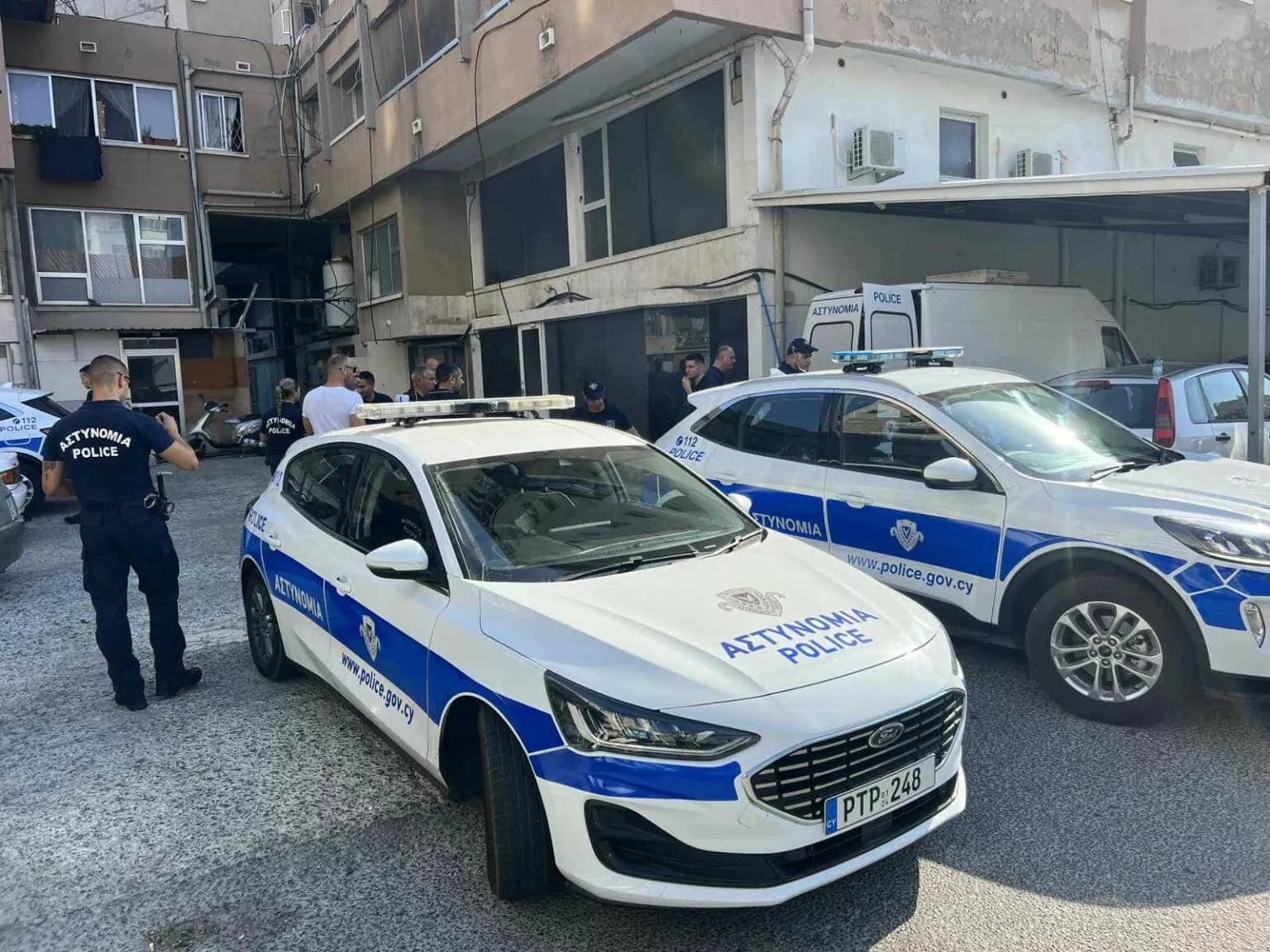 Μεγάλη επιχείρηση της Αστυνομίας σε πολυκατοικία στη Λάρνακα Μεγάλη επιχείρηση της Αστυνομίας σε πολυκατοικία στη Λάρνακα