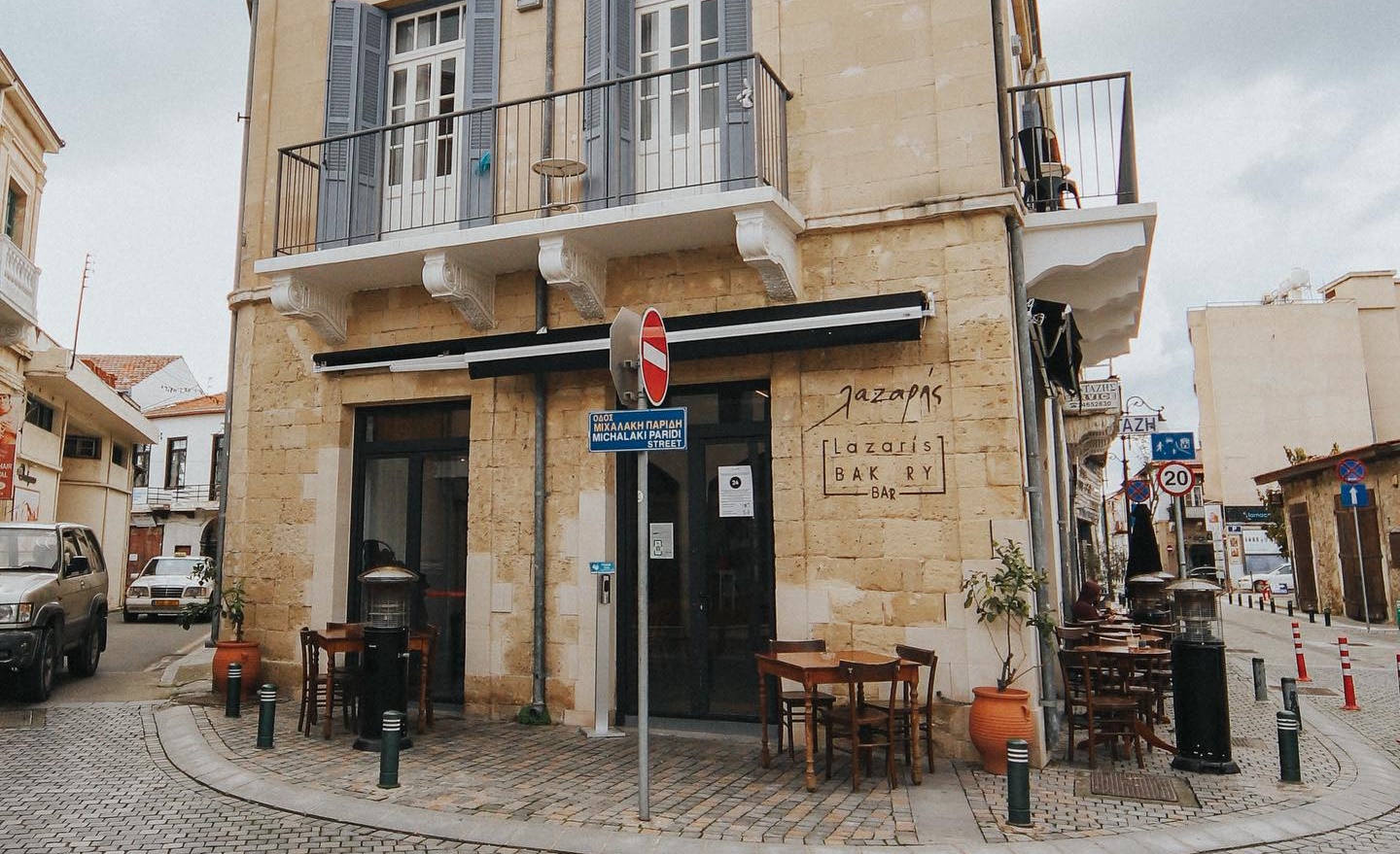 Καλοκαιρινές βραδιές με κρύα μπύρα, καλό φαγητό και θέα στην πλατεία Αγίου Λαζάρου