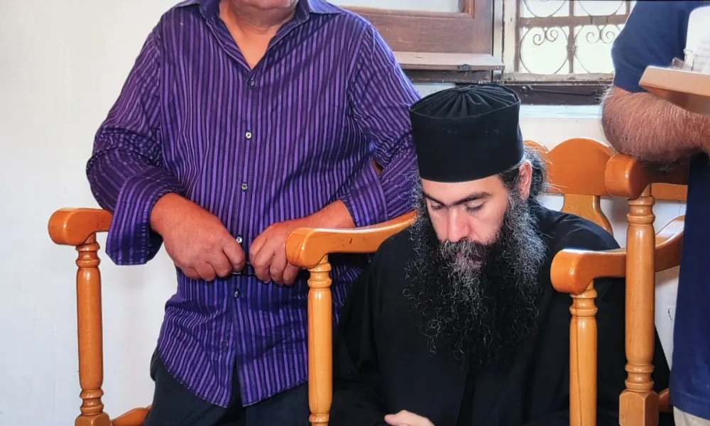 Στα Μέσανα ο Τυχικός για το μνημόσυνο της μητέρας του, χωρίς να ιερουργήσει