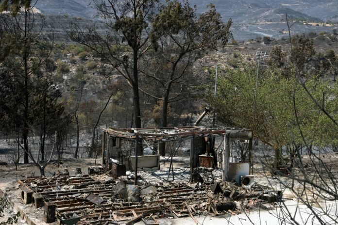 ΥΠΕΣ: Οδηγίες προς τους πυρόπληκτους για να λάβουν την κρατική αποζημίωση