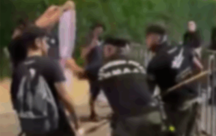 Φοιτητές επιχείρησαν να κάψουν κατοχικό σύμβολο, η παρέμβαση αστυνομικού που έφερε αντιδράσεις (βίντεο)