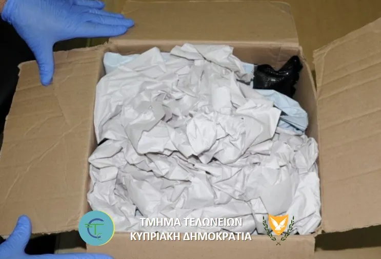 Εντόπισαν ναρκωτικά σε μπουρνούζι, τσάντες και καπέλα στη Λάρνακα (φώτο)