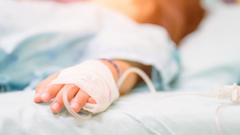 Η γιαγιά μετέφερε το νήπιο με τα εγκαύματα στο νοσοκομείο, τι ισχυρίστηκαν οι γονείς