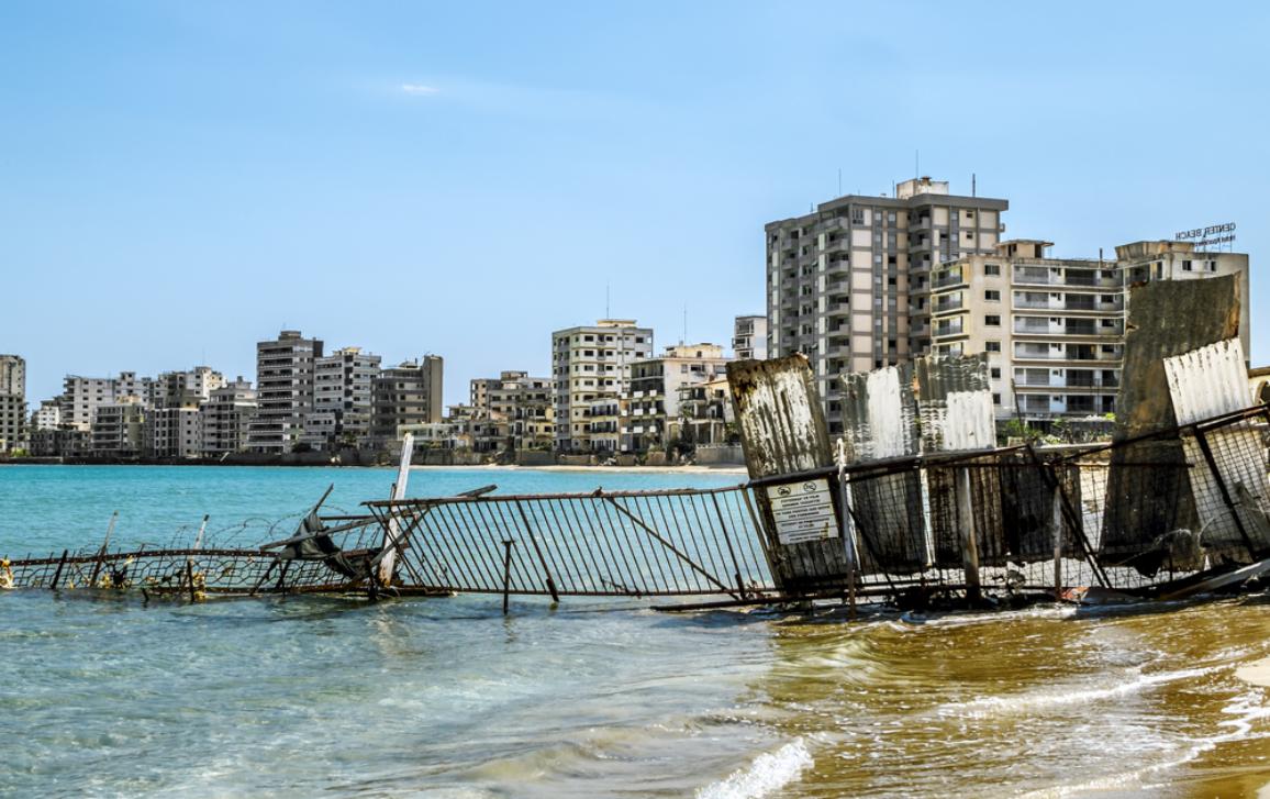 Τ/κ επιχειρηματίας ζήτησε να ανοίξει η περιφραγμένη περιοχή του Βαρωσίου