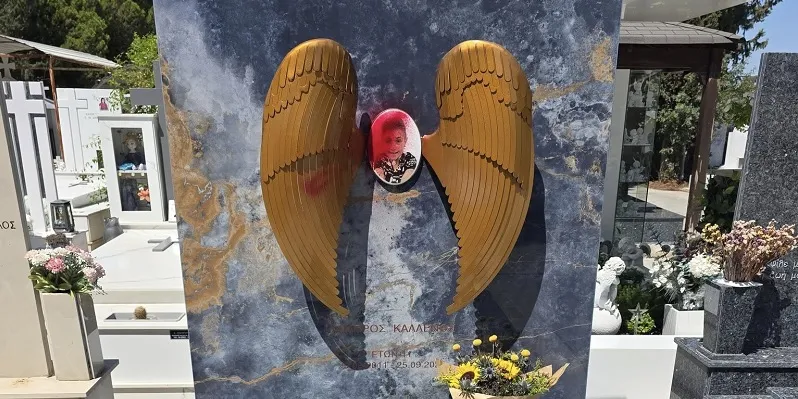 Βεβήλωσαν για δεύτερη φορά τον τάφο του μικρού Λάμπρου (φώτο)