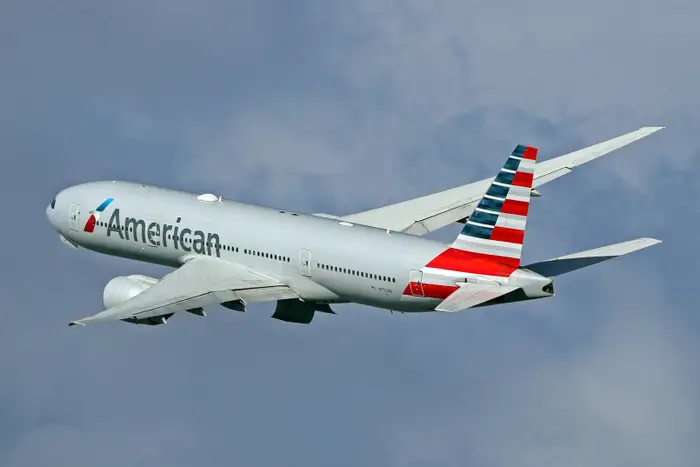 American Airlines: Αναγκαστική προσγείωση αεροσκάφους λόγω φωτιάς σε συσκευή επιβάτη – «Είδαμε κάτι να καίγεται στον διάδρομο»