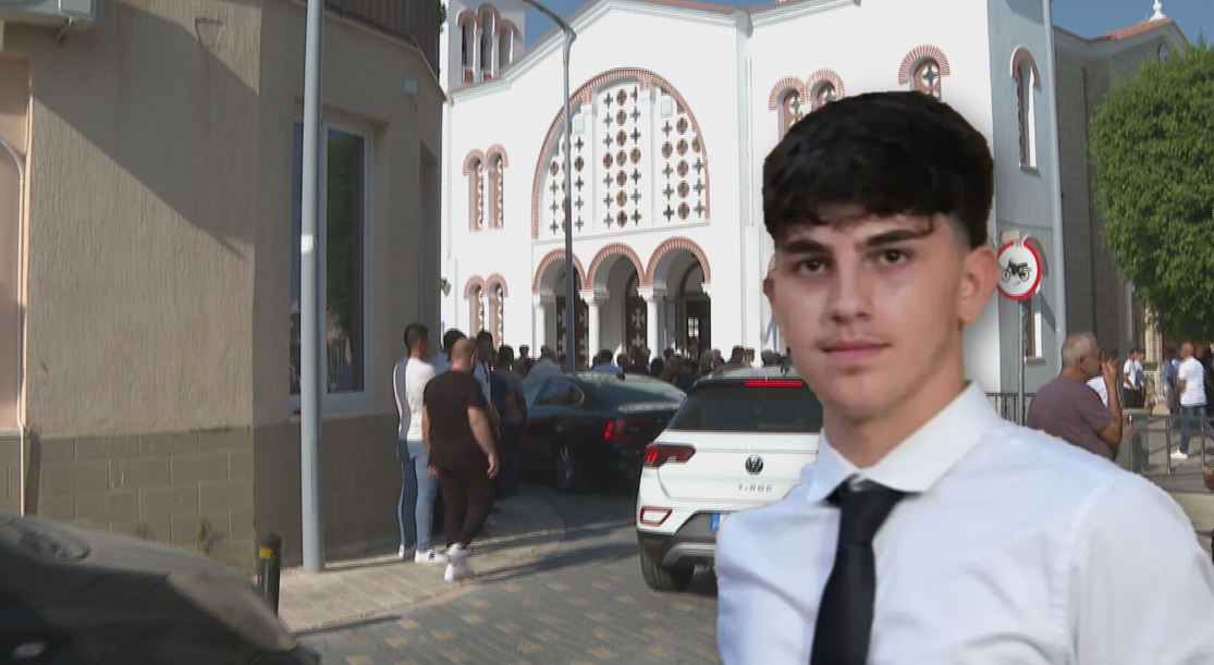 Στα λευκά το τελευταίο αντίο στον 19χρονο Χρίστο στην Αραδίππου (φώτο) Στα λευκά το τελευταίο αντίο στον 19χρονο Χρίστο στην Αραδίππου (φώτο)