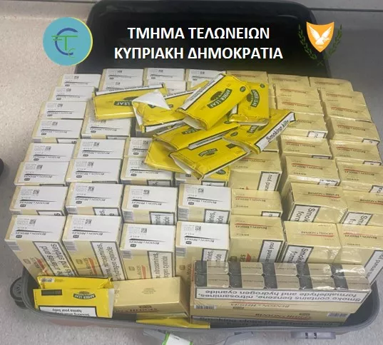 Αεροδρόμιο Λάρνακας: Χειροπέδες σε Βρετανό και δύο Τ/κ για μεγάλες ποσότητες καπνικών σε αποσκευές – Ινδός μετέφερε 459 σακουλάκια νικοτίνης (εικόνες)