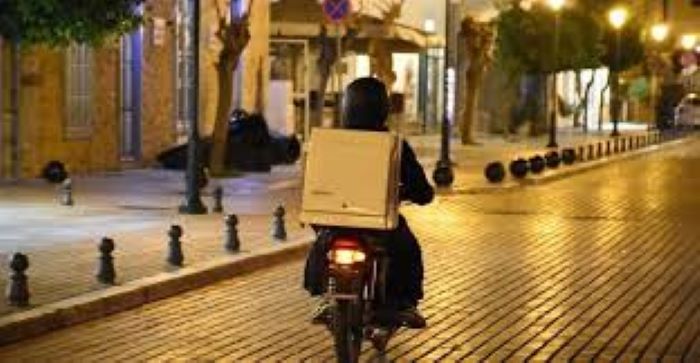 Ντελιβεράς κατήγγειλε ξυλοδαρμό από ομάδα νεαρών – Ανέσυραν μαχαίρι